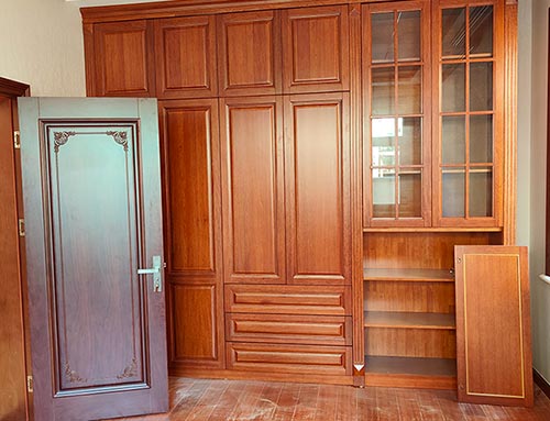 栾城中式家庭装修里定制的实木衣柜效果图